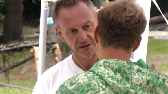 John spreekt Timothy aan op zijn gedrag, hij laat situaties escaleren