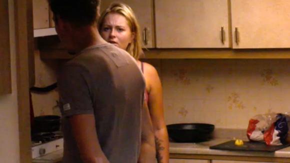 John vindt dat Sanne niet moet koken voor anderen