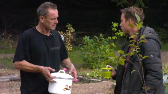 John weigert bij de vergadering aanwezig te zijn, er wordt te veel vergadert