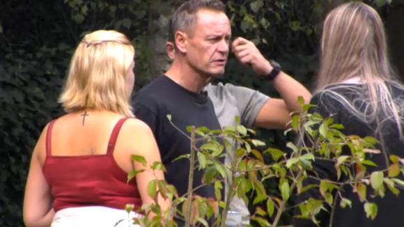 John wordt boos omdat iemand aan zijn wasbenzine heeft gezeten