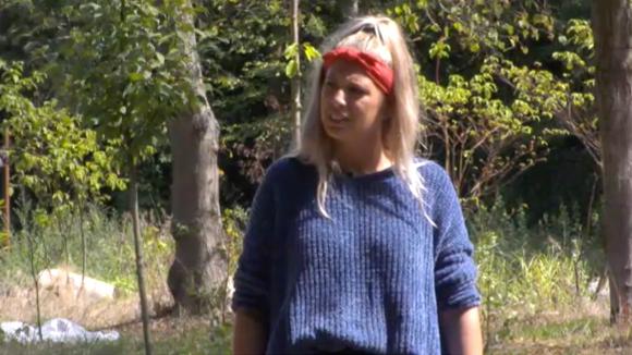 Manon maakt zich zorgen en roept de groep bij elkaar