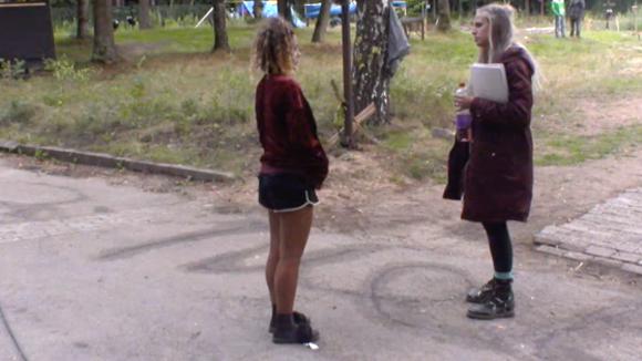 Manon spreekt Shelley aan dat als ze problemen met haar heeft het gesprek aan moet gaan