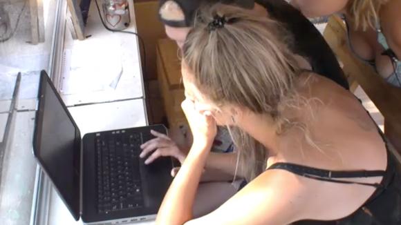 Manon wordt gesteund door andere bewoners rondom het foodtruck festival waar ze aan mee doet