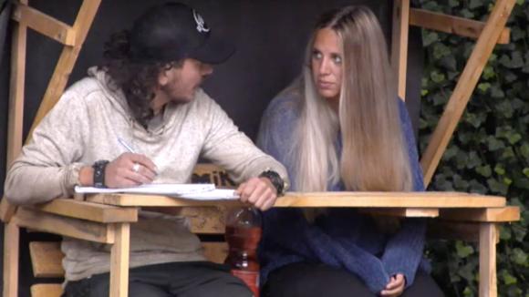 Mike is van plan een fictief Utopia 2 voetbalteam op te zetten