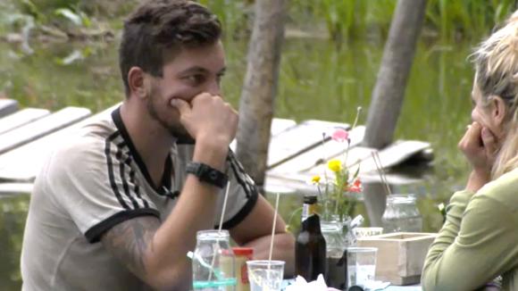 Mike vindt het jammer dat hij energie in Utopia 2 heeft gestoken maar er niks terug komt uit de groep