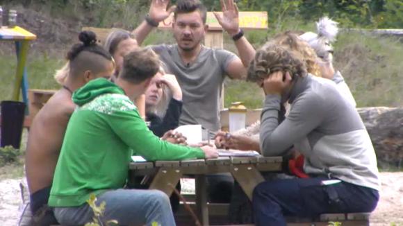 Mike wordt kwaad bij de vergadering, hij wil dat er gewerkt gaat worden