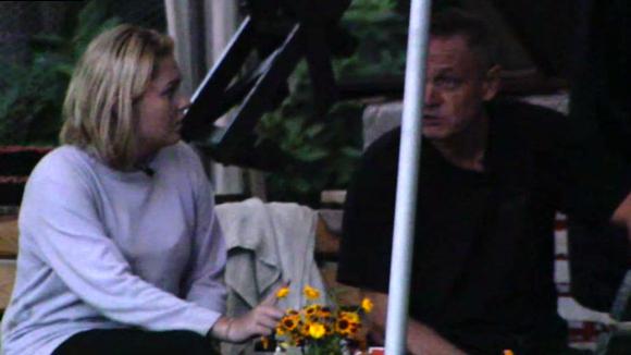 Sanne gaat het gesprek met John aan maar hij weigert alsnog om weer te gaan bouwen