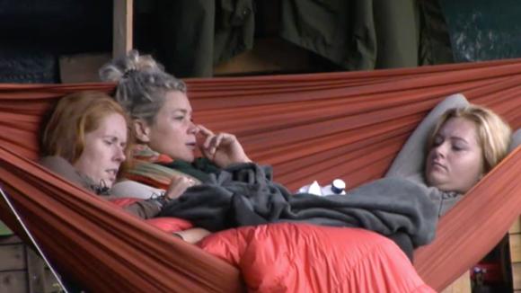 Sanne lucht haar hart over John en Mike