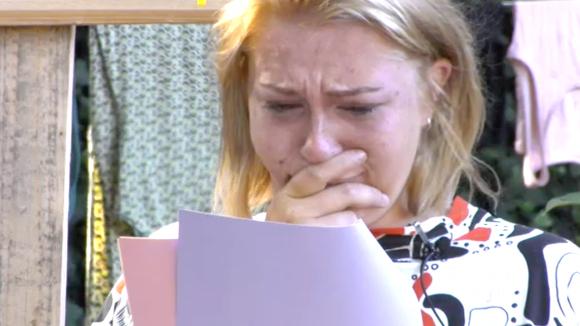 Sanne ontvangt post van het thuisfront