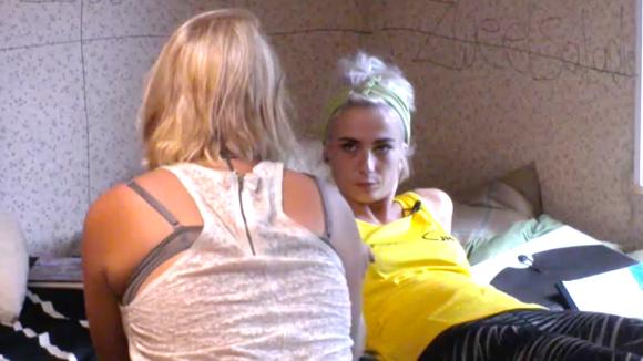 Sanne probeert Brenda te waarschuwen voordat ze op haar bek gaat