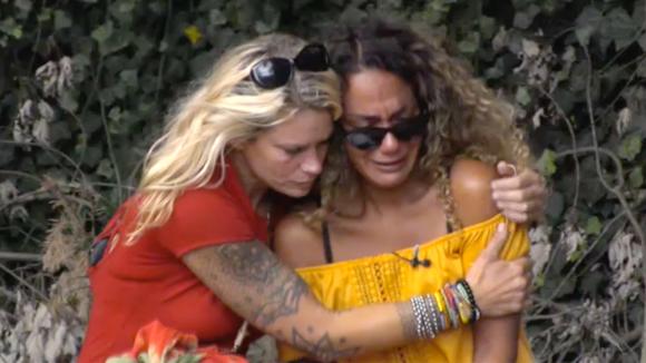 Shelley barst in tranen uit als ze een brief aan haar vriend schrijft