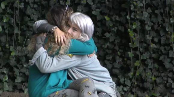 Shelley en Brenda bespreken hun ruzie over Kniptopia