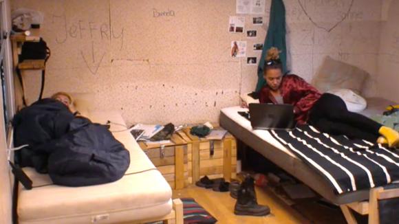 Shelley en Sanne hebben geen zin om te oefenen voor de naderende karaokeavond