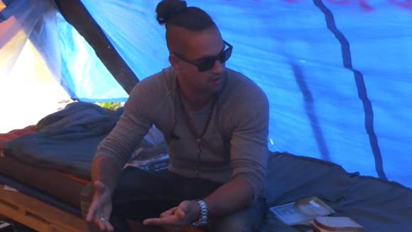 Shelley heeft spijt wat ze over Timothy en Joaquin heeft gezegd en gaat het gesprek met hen aan