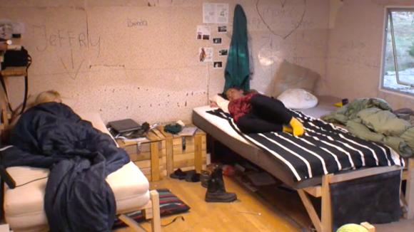 Shelley ziet niets in het plan dat Gerrit naast haar komt slapen