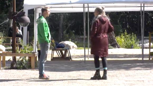 Timothy vindt Manon een misgund en wil daarom op haar stemmen