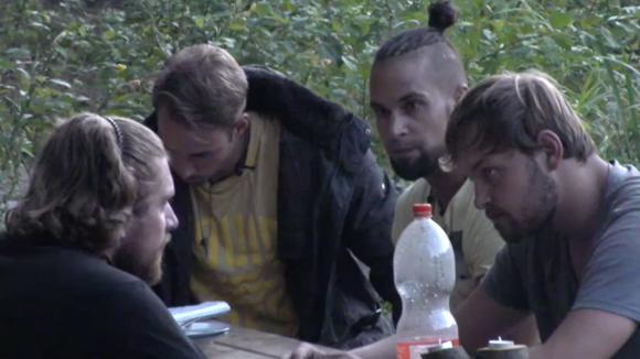 Volgens Adriaan komt Joaquin zijn beloftes niet na en spreekt hem erop aan