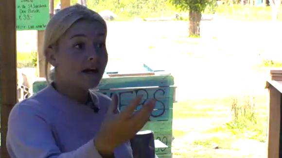 Sanne en Shelly hebben een discussie en lijken er niet uit te komen