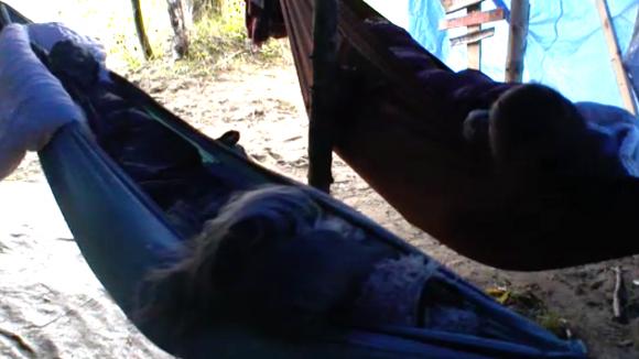 Hiske en Christel denken dat Shelly zieltjes aan het winnen is