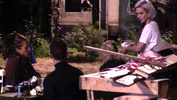 Brenda geeft uitleg over de uitnodigingen voor haar verjaardag