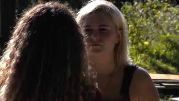 Sanne en Shelley bespreken de party crash van Gerrit