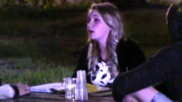 Jessie is het buiten slapen beu en wil weer terug in het huisje