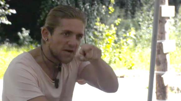 Adriaan springt uit zijn vel en zegt waar het op staat