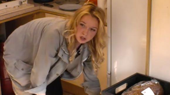 Sanne en Jessie spreken elkaar aan