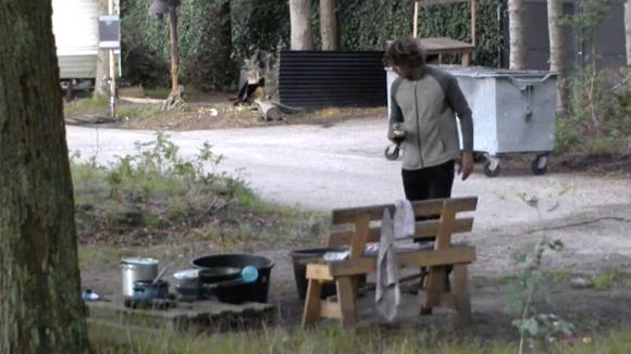 Adriaan is boos vanwege de afwas die niet is gedaan