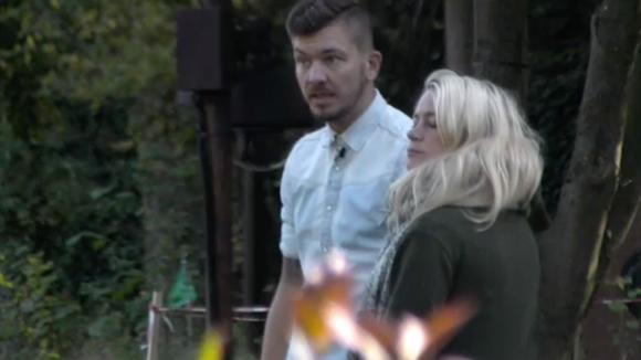 Mike en Christel hebben een discussie over de verantwoordelijkheden van de bewoners