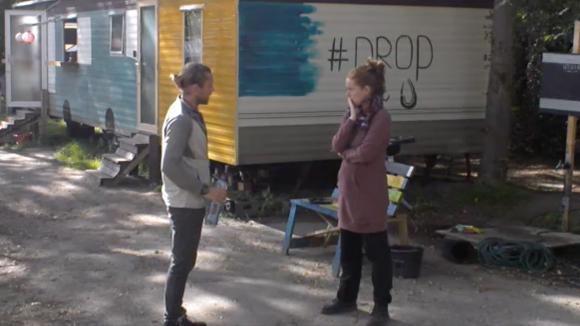 Adriaan is woest omdat de organisatie van de Utopiaanse markt niet goed verloopt