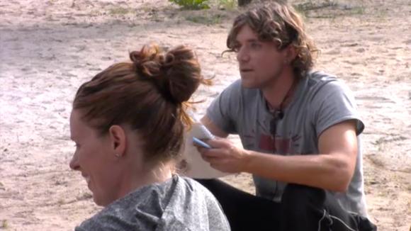 Adriaan spreekt de groep aan op de verdwenen telefoon en omgaan met geld