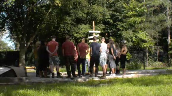 Adriaan zet potentiële bewoners Mick en Merel aan het werk met een opdracht