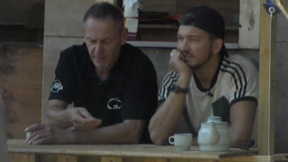 Brenda wil een droge plek voor Kniptopia, Mike heeft daar een duidelijk idee over