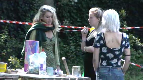 Christel is boos door de negativiteit en omdat John niet meer wil bouwen