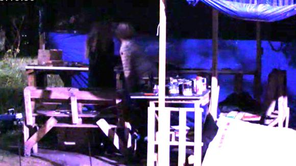 Sanne en Shelley praten over hun ruzie