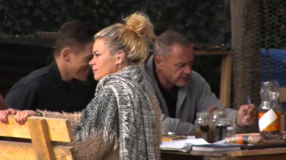 De bewoners komen bij elkaar om te vergaderen over de bouw van nieuwe huisjes