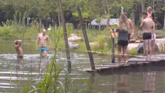 De bewoners steunen Adriaan en doen mee aan zwemtraining