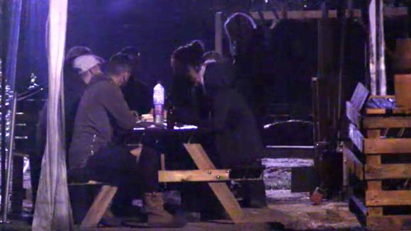 De bewoners uit Utopia 2 komen bij elkaar om herinneringen te delen