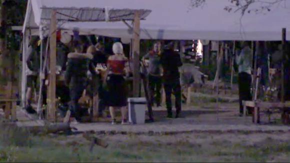 De bewoners van Utopia 2 houden een privé feestje