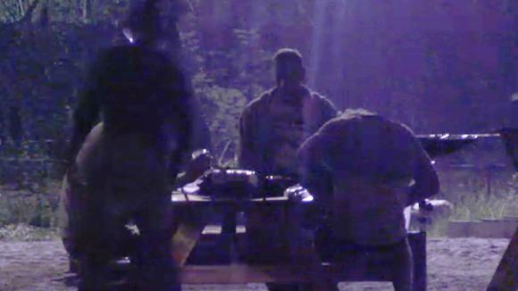 De mannelijke bewoners uit Utopia 2 genieten van een moment zonder de vrouwen