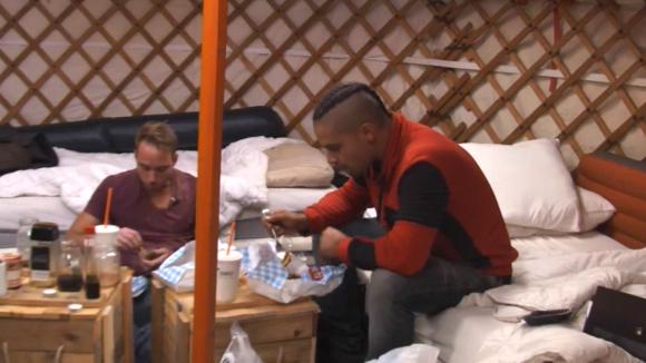 John en Mike zijn boos, Timothy en Joaquin hebben eten besteld zonder hun