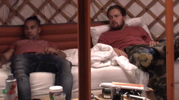 Gerrit, Joaquin en Timothy bespreken potentiële bewoners Mick en Merel