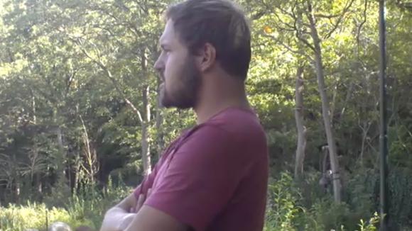 Gerrit gaat tekeer tegen Brenda, hij is het er niet mee eens dat ze met graffiti gespoten heeft