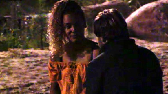 Gerrit merkt dat er iets negatiefs speelt tussen hem en Shelley en gaat het gesprek met haar aan