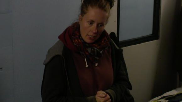 Hiske maakt zich zorgen om Adriaan omdat hij zenuwen heeft voor de komende Utopia markt