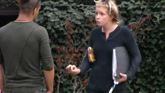 Jessie en Joaquin bespreken wie zij vertrouwen in Utopia 2 en wie niet