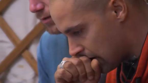 Joaquin krijgt droevig nieuws via de post en roept de groep bij elkaar