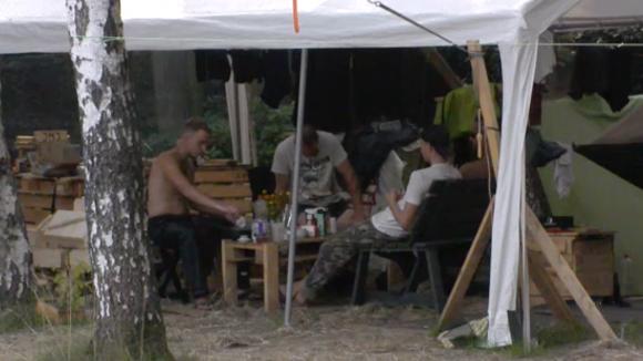 John en Timothy raken geïrriteerd over de boodschappen