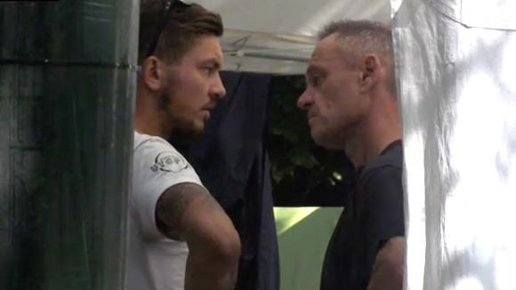 John is ervan overtuigt dat Sanne liegt en bespreekt het met Mike